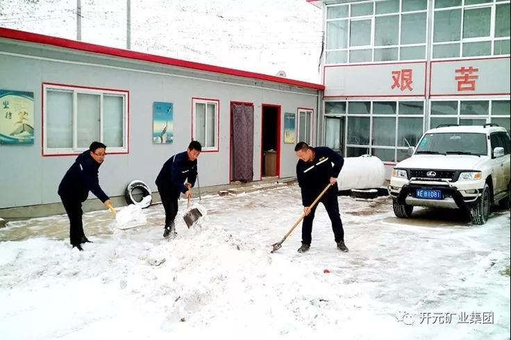 人間四月芳菲盡，山中春雪還復來