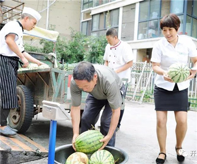 買下一整車西瓜，讓瓜農(nóng)早點(diǎn)回家